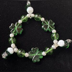 ST. PATRICKS Lucky Green Glass Beaded Shamrock & Beer Mug Stretch Charm Bracelet